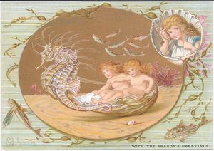 Eine viktorianische Weihnachtskarte von zwei Wasserbabys, die in einem Muschelwagen fahren, gezogen von einem Paar Seepferdchen, umgeben von Seetang und Fischen. Auch ein Kind, eingerahmt in einer Jakobsmuschel, mit einer Muschel am Ohr, lauscht dem Meer, 