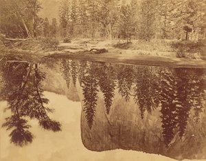 Tutokanula. Tal des Yosemite. (Der große Häuptling) - "El Capitan" - Reflektiert im Merced. von Eadweard J. Muybridge