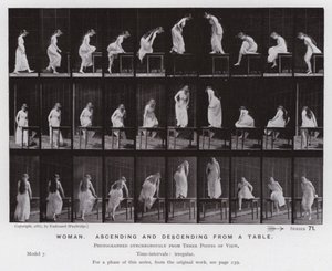 Die menschliche Figur in Bewegung: Frau, die von einem Tisch auf- und absteigt von Eadweard Muybridge