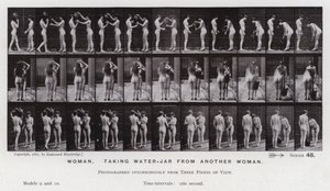 Die menschliche Figur in Bewegung: Frau, die einen Wasserkrug von einer anderen Frau nimmt von Eadweard Muybridge
