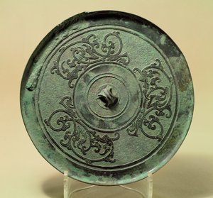 Spiegel mit verschlungenen Drachen, Östliche Zhou-Dynastie, Zeit der Streitenden Reiche, 475-221 v. Chr. von Eastern Zhou Dynasty Chinese School