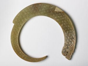 Anhänger in Form eines sich windenden Drachen von Eastern Zhou Dynasty Chinese School