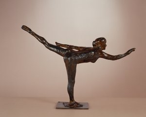 Tänzerin: Arabeske auf dem rechten Bein, linker Arm in einer Linie von Edgar Degas