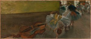 Tänzer im Proberaum mit einem Kontrabass von Edgar Degas