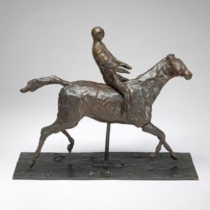 Pferd mit Jockey, Pferd galoppiert, Kopf nach rechts gedreht, Füße berühren nicht den Boden
