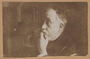 Selbstporträt in der Bibliothek (Hand am Kinn)