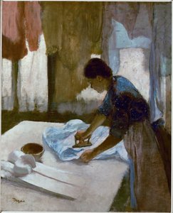 Dienstmädchen bügelt ein Hemd