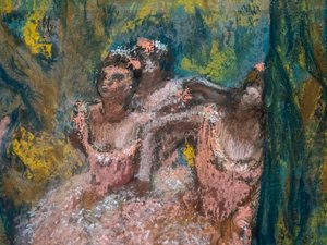 Drei Tänzerinnen in lachsfarbenen Röcken (Detail). 1904-1906. Pastell auf Marouflepapier auf Karton.