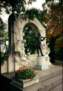 Denkmal zu Ehren des österreichischen Komponisten und Dirigenten Johann Strauss II (1825-1899). Skulptur von Edmund von Hellmer (1850-1935). 1921. Wien, Stadtpark, Österreich