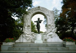Denkmal zu Ehren des österreichischen Komponisten und Dirigenten Johann Strauss II (1825-1899). Skulptur von Edmund von Hellmer (1850-1935). 1921. Wien, Stadtpark, Österreich