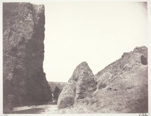 Bach fließt zwischen einer Klippe und Felsen von Edouard Denis Baldus