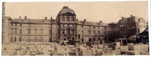 Das Louvre Museum: der Napoleon-Hof vom Karussell