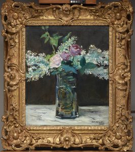Vase mit weißen Flieder und Rosen