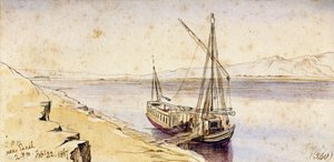 Ein traditionelles ägyptisches Boot, das an einem Ufer des Nils bei Esneh (Ägypten) anlegt