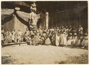 [Dicht an die Wände gedrängt war die bunte Schar von Kriegern und ihren Frauen] von Edward S. Curtis