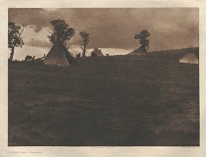 Portfolio I, Platte 24: Ein Lager auf dem Hügel - Jicarilla von Edward S. Curtis