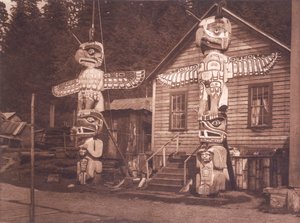 Geschnitzte Pfosten in Alert Bay, British Columbia
