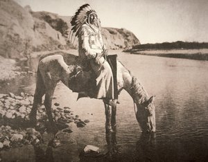 Ein Häuptling des Blackfeet-Stammes, ca. 1907 (s/w Foto)
