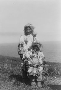 Ein kleines Kind und ein älterer Eskimo in Entenhautparkas, Insel Nunivak, Alaska, ca. 1929 (s/w Foto) von Edward Sheriff Curtis