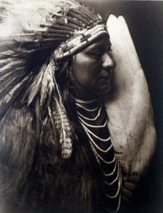 Amerikanische Indianer: Porträt eines Indianers des Perce Nose Stammes von Edward Sheriff Curtis