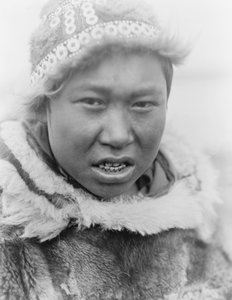 Ein Eskimo-Jugendlicher aus Hooper Bay, Alaska, ca. 1929 (s/w Foto) von Edward Sheriff Curtis