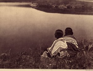 Eine ruhige Stunde - Ein Moment der Ruhe: Piegan-Indianer sitzen am Rand eines Gewässers. Foto aus Band 6 der Enzyklopädie von Edward S. Curtis (1868-1952) über die Indianer Nordamerikas, mit einem Vorwort von Theodore Roosevelt