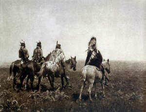 Indischer Krieger (Der Apsaroke) reitet in der Ebene