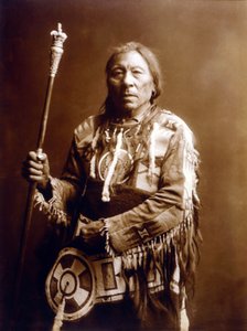 Laufender Hase (Aatsista-Mahkan 1833-1911), Blackfeet Indianer, ca. 1900, Foto von Edward S. Curtis