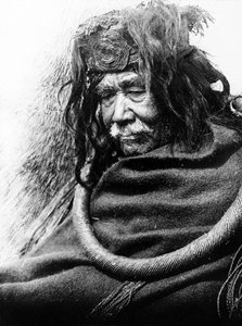 Der Hamatsa, Nakoaktok ca. 1910 Halbporträt eines Nakoaktok-Mannes, nach links gewandt, mit zeremonieller Zedernwurzel-Schleife. von Edward Sheriff Curtis