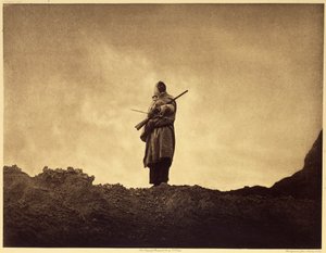 Der Schafjäger, Sioux. Bergschafe, die in den unzugänglichsten Teilen der Badlands grasten, wurden nur von den kühnsten Jägern gesucht. Foto aus Band 3 der Enzyklopädie von Edward S. Curtis (1868-1952) über die nordamerikanischen Indianer.