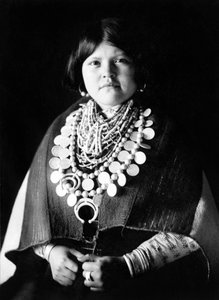 Junge Indianerin mit Zuñi-Schmuck, ca. 1903, Foto Edward S. Curtis