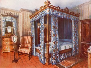 Ein Hepplewhite-Schlafzimmer. Chintz-Vorhang, eingelegtes Satinholz-Bett. Eingelegte Satinholz-Kommode und Mahagoni-Kleiderschrank von Edwin John Foley