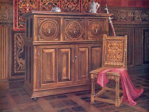 Eichenschrank mit kreisförmigen konvexen Paneelen, eingeschnittenes Arabeskenornament. Walnussstuhl mit verschlungenem Ornament