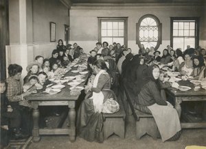 Einwanderer erhalten eine kostenlose Mahlzeit auf Ellis Island, um 1906 (s/w Foto)