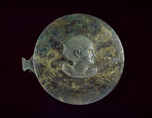 Gegossene Bronzespiegelabdeckung mit hellenistischem Frauenbüste im Relief, 100 v. Chr. - 100 n. Chr. von Egyptian