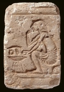 Relief eines Mannes, der neben einem Tisch sitzt, Amarna-Periode von Egyptian