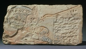 Ein Kuss, ein Relief von Königin Nofretete, die eine ihrer Töchter küsst, aus Hermopolis, Neues Reich, Amarna-Zeit