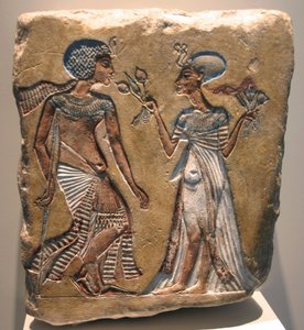 Echnaton (regierte 1353-1336 v. Chr.) und Nofretete (ca. 1370-1330 v. Chr.), Große Königliche Gemahlin des ägyptischen Pharaos Echnaton. Relief im Ägyptischen Museum im Alten Museum Berlin.