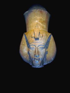 Echnaton. Amenhotep IV (manchmal in seiner griechischen Form, Amenophis IV, und bedeutet Amun ist zufrieden), ein Pharao der achtzehnten Dynastie Ägyptens, regierte 17 Jahre und starb 1336 v. Chr. oder 1334 v. Chr. Er gab den traditionellen ägyptischen Pol von Egyptian 18th Dynasty