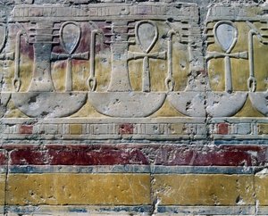 Ankh, Hieroglyphisches Zeichen des Lebens, Djed, säulenartiges Symbol, und Uas, Zeichen des Zepters, bemalte Reliefs, Kapelle der Hathor, Totentempel der Königin Hatschepsut, Deir el-Bahari, Theben, Ägyptische Zivilisation, Neues Reich, Dynastie XVIII