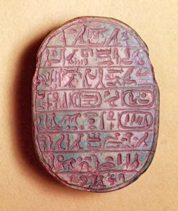 Basis eines Hochzeitsskarabäus von Amenhotep III (ca. 1417-1379 v. Chr.) und Königin Teje, Neues Reich, ca. 1391-1353 v. Chr.
