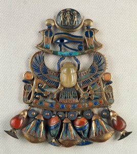 Brustplatte mit Sonnen- und Mondemblemen, aus dem Grab von Tutanchamun, Theben, Ägypten, Goldschmiedekunst, Ägyptische Zivilisation, Neues Reich, Dynastie XVIII von Egyptian 18th Dynasty