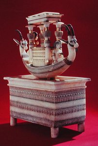 Truhe mit einem Boot, dekoriert mit zwei Köpfen eines syrischen Steinbocks und zwei weiblichen Figuren, die als Prinzessin Mutnedjmet angesehen werden, aus dem Grab von Tutanchamun