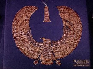 Halsband in Form der Geiergöttin Nekhbet, aus dem Grab von Tutanchamun