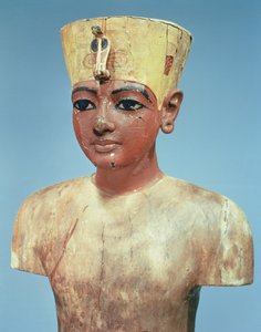 Puppe des jungen Tutanchamun (ca. 1370-52 v. Chr.) mit einer Mischung aus der Krone der Könige von Unterägypten und dem Kopfschmuck von Nofretete (bemaltes und verputztes Holz)