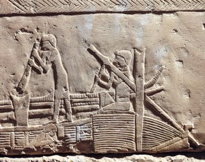 Ägypten, Altes Memphis, Nekropole von Saqqara. Mastaba von Ipi. Relief, das Zimmerleute zeigt, die ein Boot reparieren. (Neues Reich, Dynastie XVIII) von Egyptian 18th Dynasty