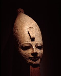 Ägyptische Antiquität: Kolossalkopf von Amenophis III. Rosengranit-Skulptur. 14. Jahrhundert v. Chr. 18. Dynastie. Luxor-Museum, Ägypten von Egyptian 18th Dynasty