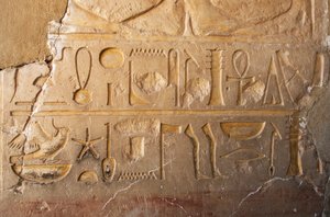 Ägyptische Antike: Detail einer Inschrift mit Kartusche und Hieroglyphen, die langes Leben und Wohlstand darstellen. Tempel der Königin Hatschepsut (1479 v. Chr. - 1457 v. Chr.) Deir el-Bahari, Ägypten