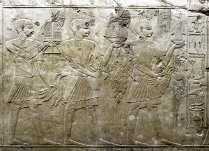 Ägyptische Antike: Darstellung von Opferträgern. Flachrelief aus dem Grab des Wesirs Ramose (18. Dynastie). Luxor, Theben, Tal der Adligen, Ägypten von Egyptian 18th Dynasty