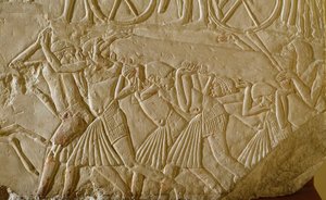 Ägyptische Antike: Sklaven tragen einen Obelisken während der großen Bauarbeiten des pharaonischen Ägyptens. Detail eines Reliefs aus dem Grab eines hohen Beamten der späten 18. Dynastie. 1570-1320 v. Chr. Bologna, Civico Museo Archeologico von Egyptian 18th Dynasty
